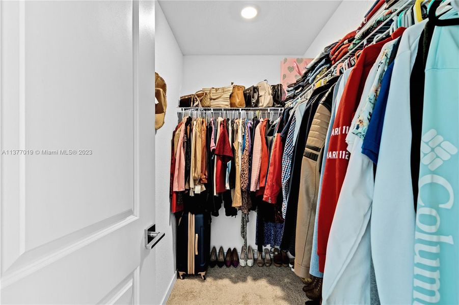 WALK-IN CLOSET