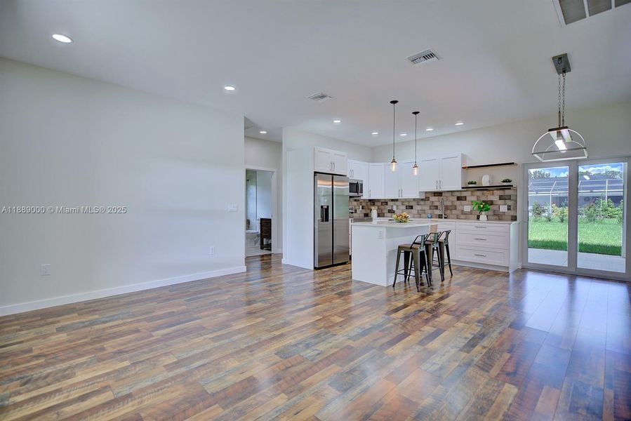 Spacious, unfurnished interior of a new home in , Sebring (Image 14).