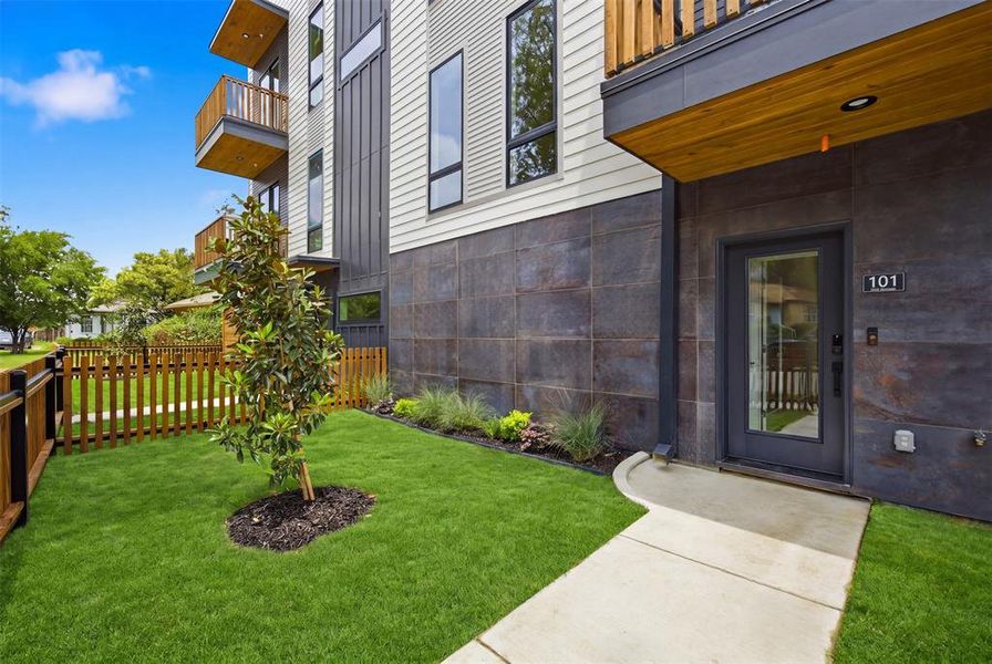 Exterior details and patio area of a home in , Dallas (Image 4).