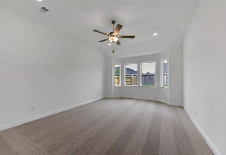 Spacious, unfurnished interior of a new home in Evergreen 55', Conroe (Image 5).