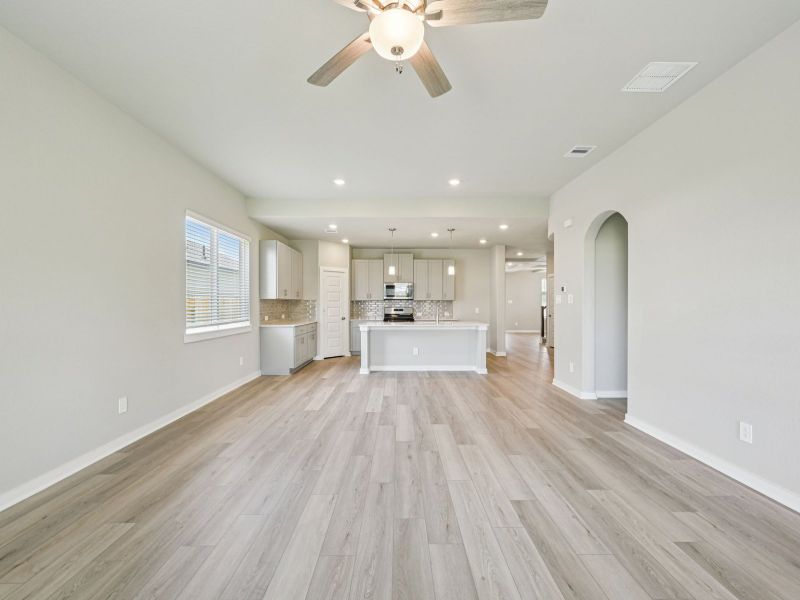 Spacious, unfurnished interior of a new home in Heights of Barbers Hill, Baytown (Image 15).