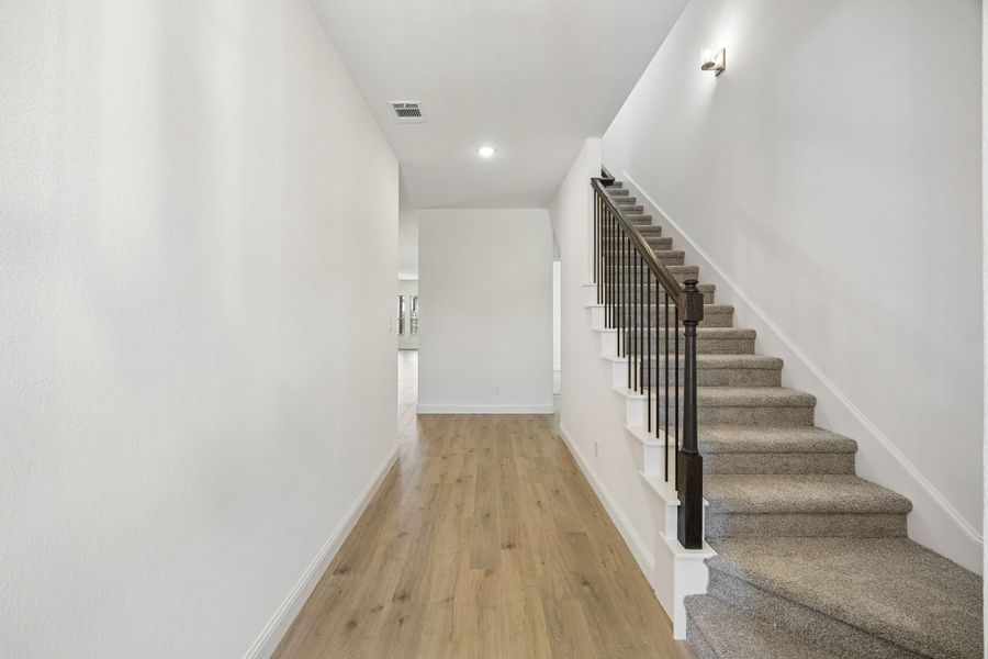 Spacious, unfurnished interior of a new home in Country Lakes, Denton (Image 11).