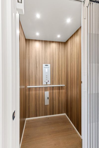 Spacious, unfurnished interior of a new home in , Charleston (Image 104).