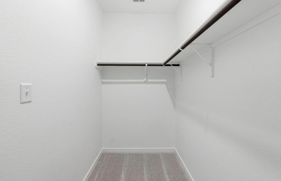 Spacious, unfurnished interior of a new home in Sunfield, Buda (Image 22).