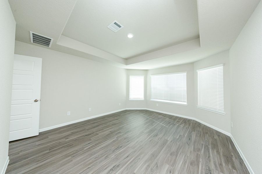 Spacious, unfurnished interior of a new home in Mackenzie Creek, Conroe (Image 10).