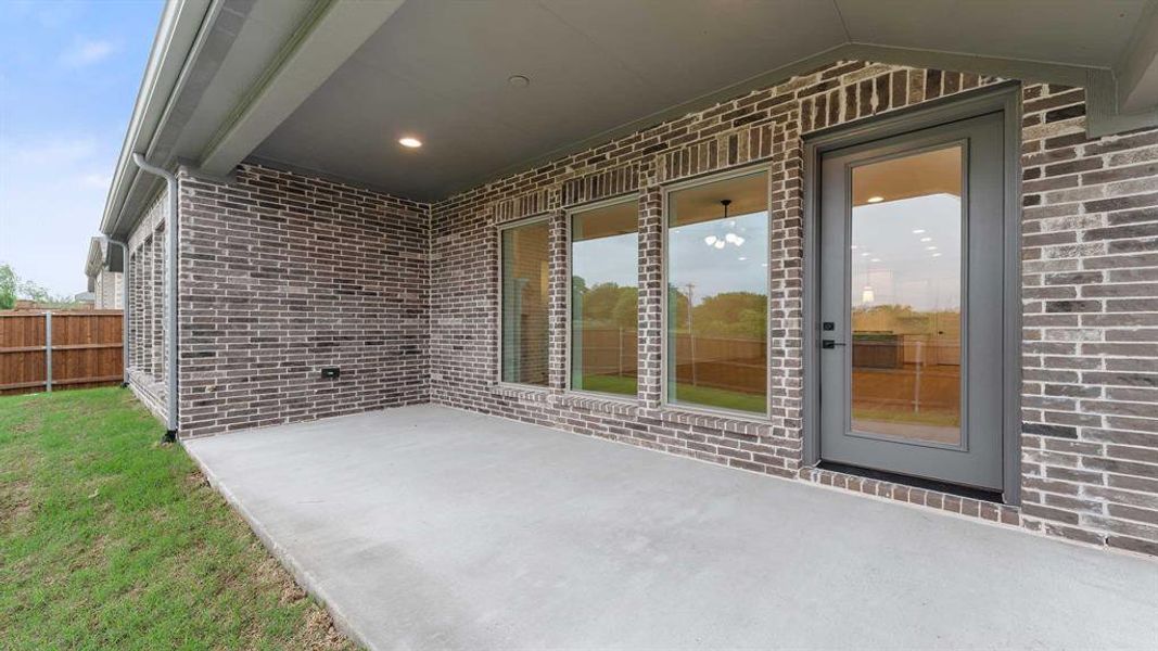 Exterior details and patio area of a home in Hillstead, Lavon (Image 3).