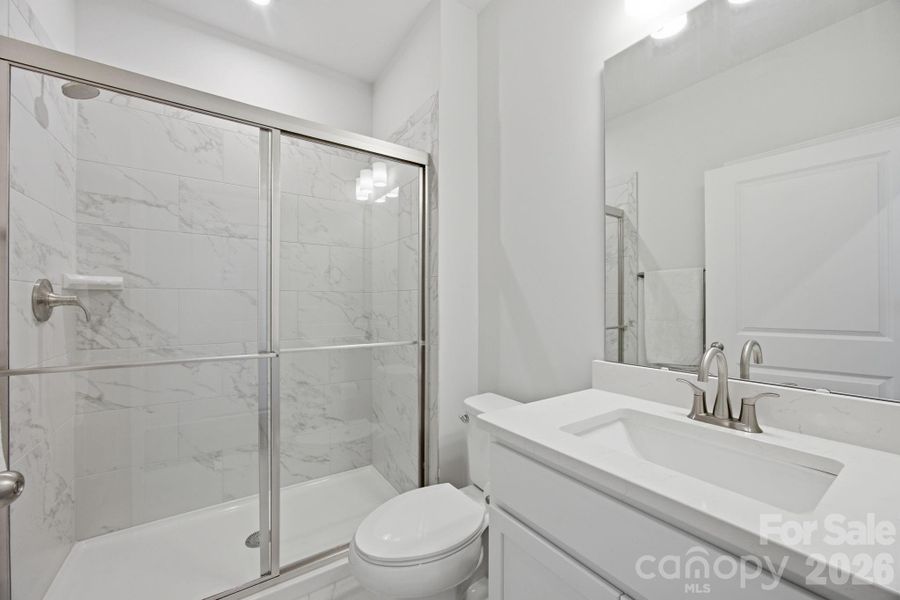 Main level guest full bath