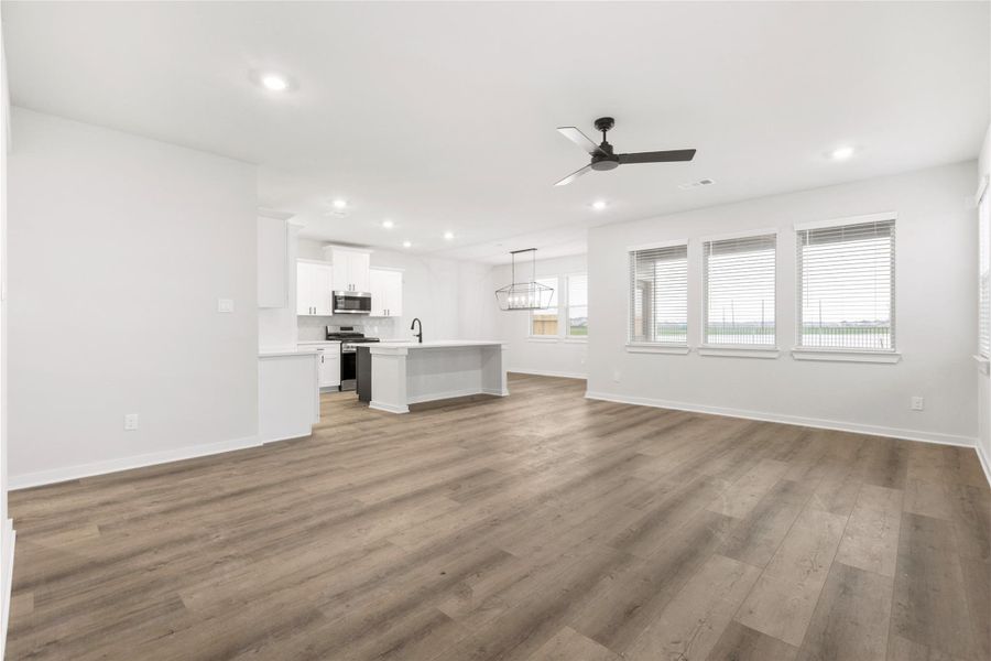 Spacious, unfurnished interior of a new home in Glendale Lakes, Rosharon (Image 28). Spacious, unfurnished interior of a new home in Glendale Lakes, Rosharon (Image 28).