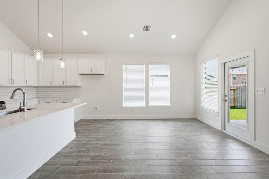 Spacious, unfurnished interior of a new home in Ashland, Angleton (Image 33).
