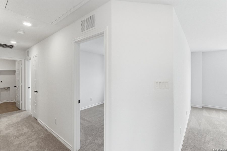 Spacious, unfurnished interior of a new home in Nopal Valley, San Antonio (Image 22).
