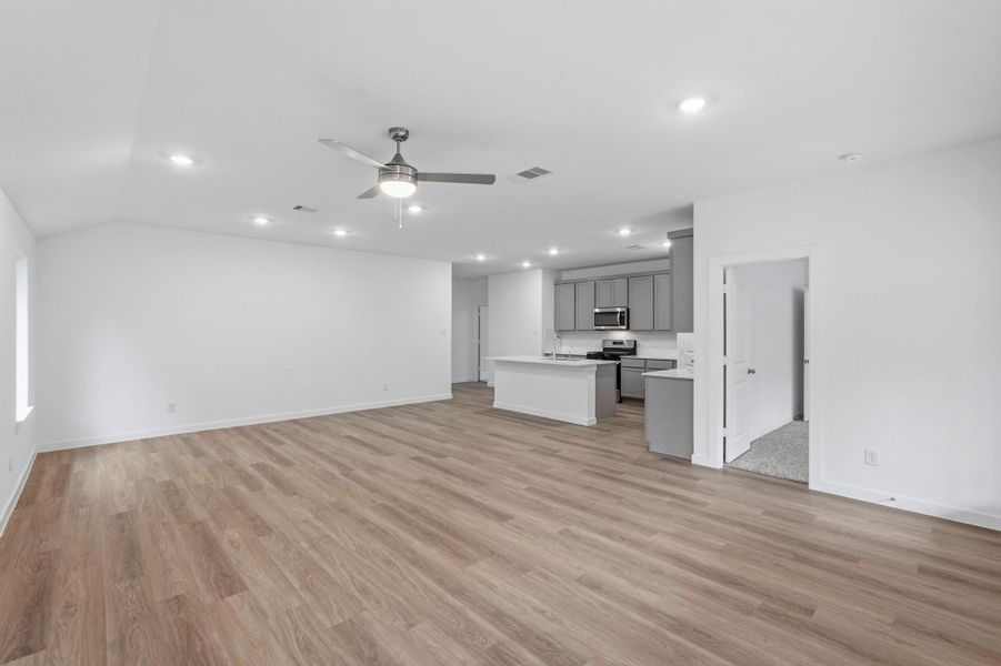 Spacious, unfurnished interior of a new home in Silverthorne, Conroe (Image 18).