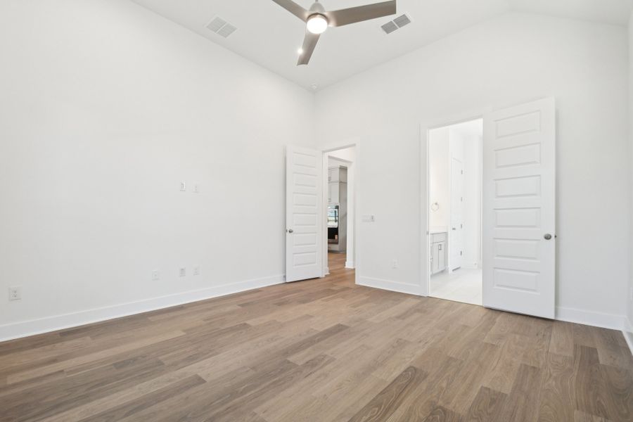 Spacious, unfurnished interior of a new home in Persimmon, Buda (Image 14).