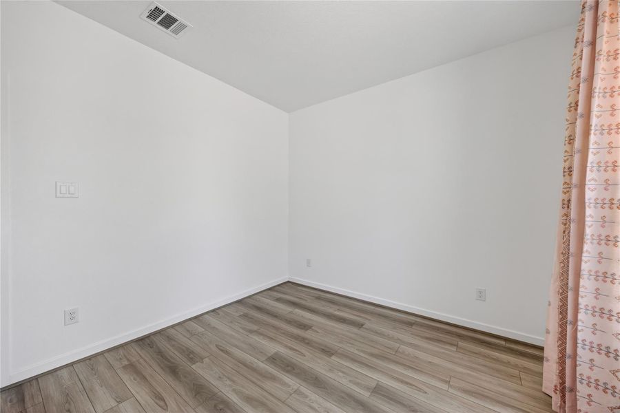 Spacious, unfurnished interior of a new home in Trillium, Richmond (Image 35).