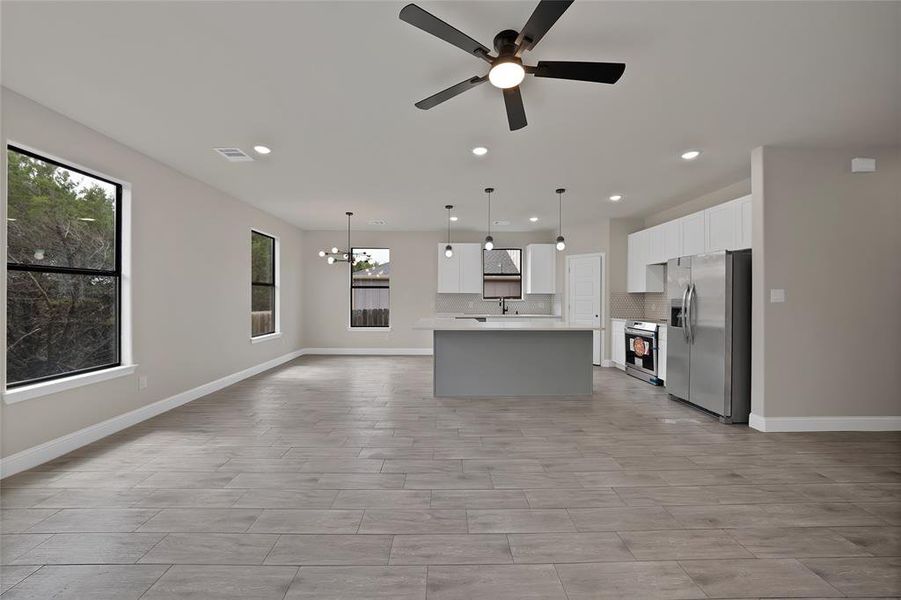 Spacious, unfurnished interior of a new home in , Granbury (Image 12).