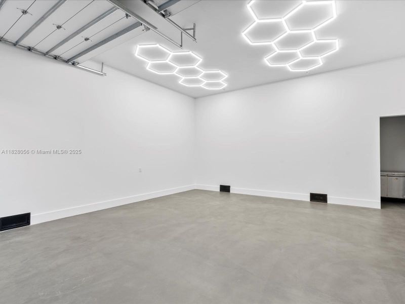 Spacious, unfurnished interior of a new home in , Miami (Image 21).