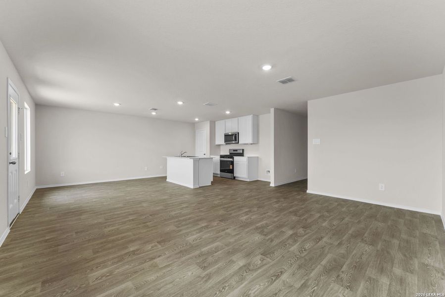 Spacious, unfurnished interior of a new home in Navarro Fields, Seguin (Image 30).