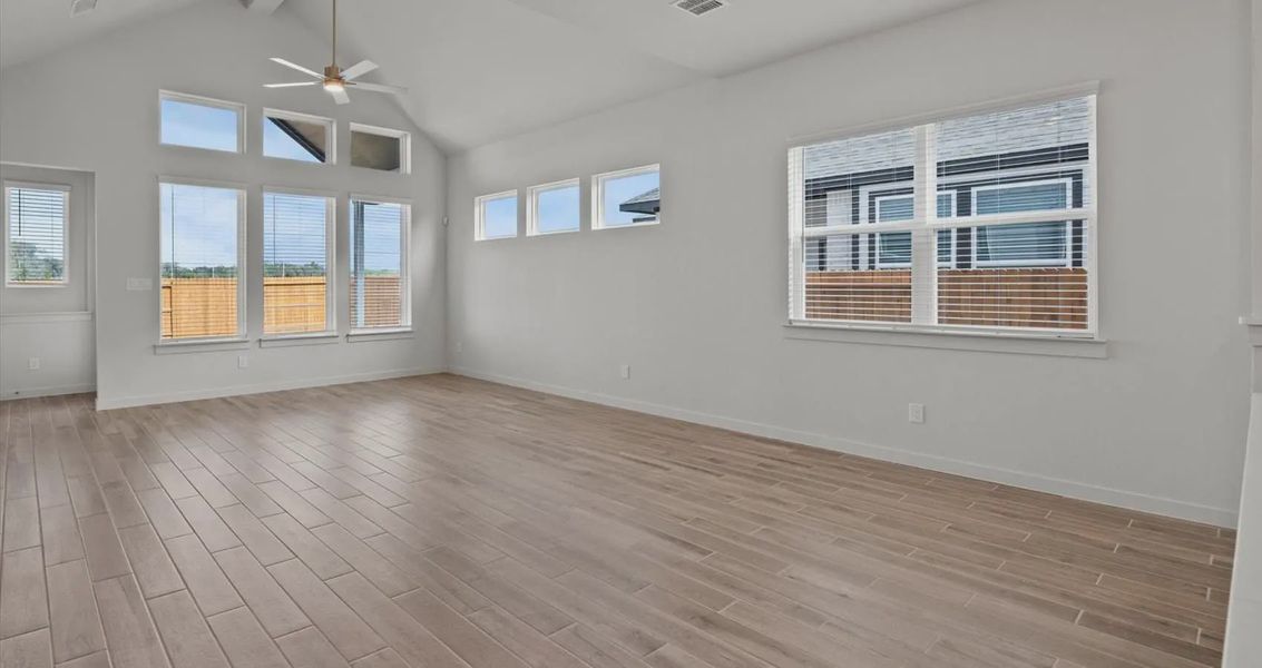 Spacious, unfurnished interior of a new home in Stream Waters, Buda (Image 10).