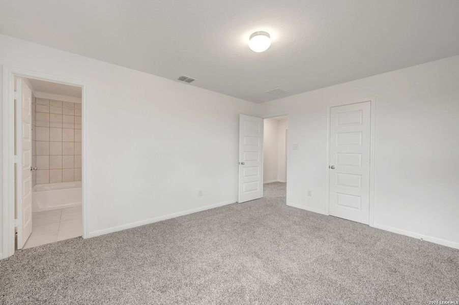 Spacious, unfurnished interior of a new home in Mesquite Ridge, San Antonio (Image 40).