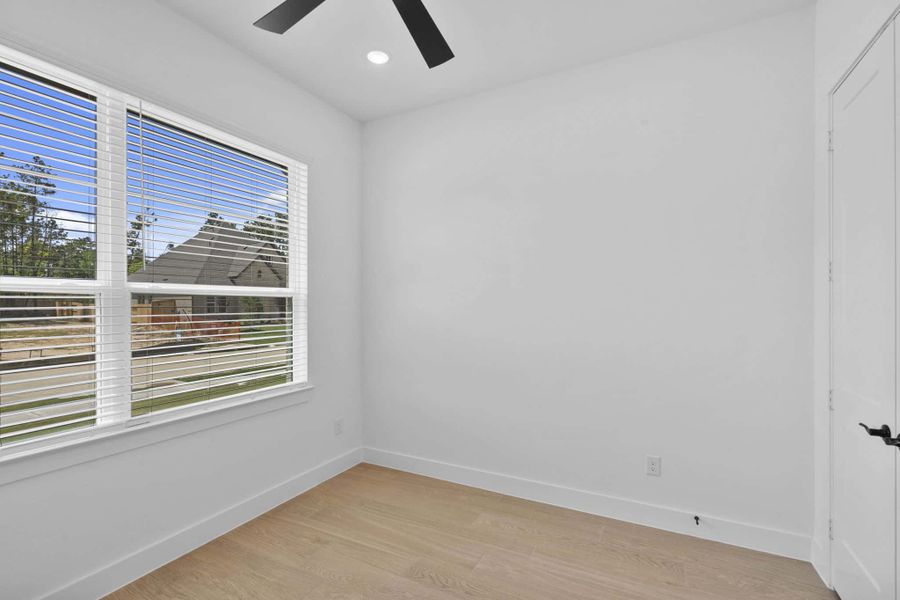 Spacious, unfurnished interior of a new home in Evergreen, Conroe (Image 21).