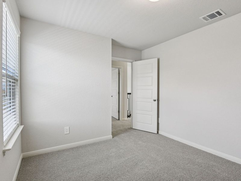 Spacious, unfurnished interior of a new home in Remington Ranch, San Antonio (Image 27).