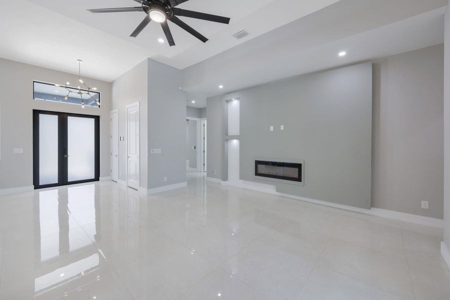 Spacious, unfurnished interior of a new home in , Cape Coral (Image 17).