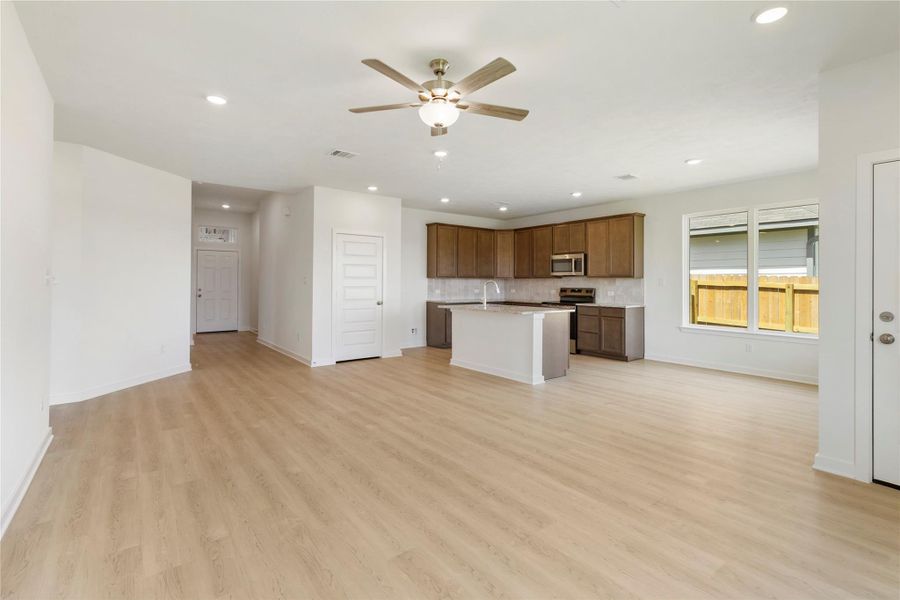 Spacious, unfurnished interior of a new home in Rockbridge East, Huntsville (Image 25). Spacious, unfurnished interior of a new home in Rockbridge East, Huntsville (Image 25).