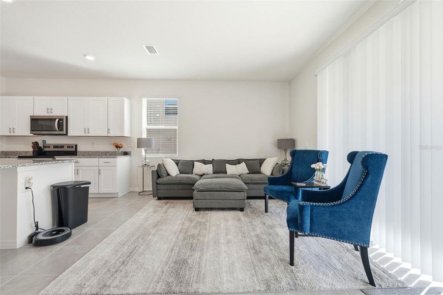 Furnished interior view inside a new home in , Kissimmee (Image 9).