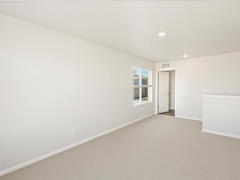 Spacious, unfurnished interior of a new home in Lorson Ranch : The Springs Collection, Colorado Springs (Image 11).
