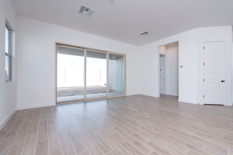 Spacious, unfurnished interior of a new home in Soleo, San Tan Valley (Image 8).