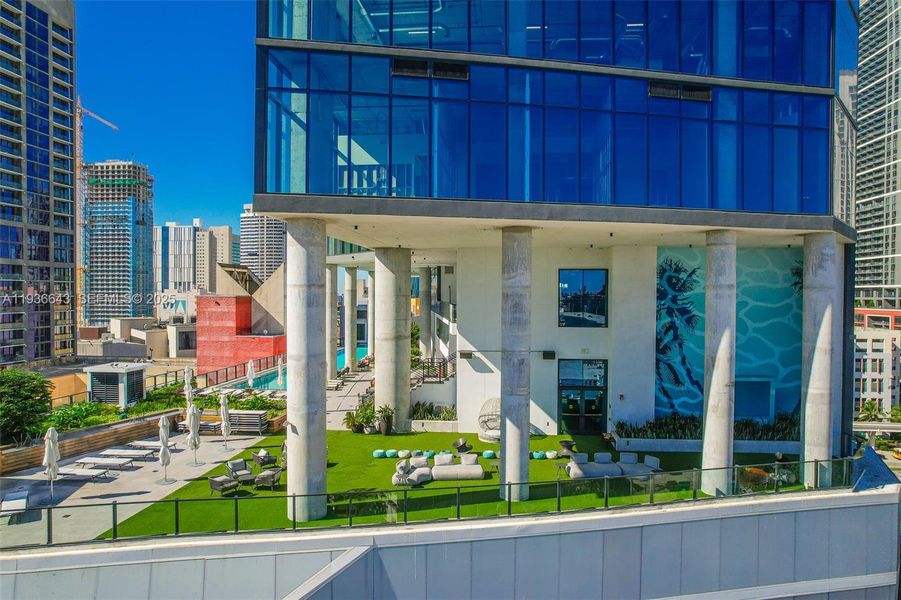 Condo located in Miami, FL showcasing its design and architecture (Image 33).