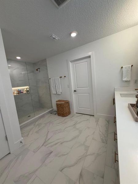 Spacious, unfurnished interior of a new home in , Winter Garden (Image 20).