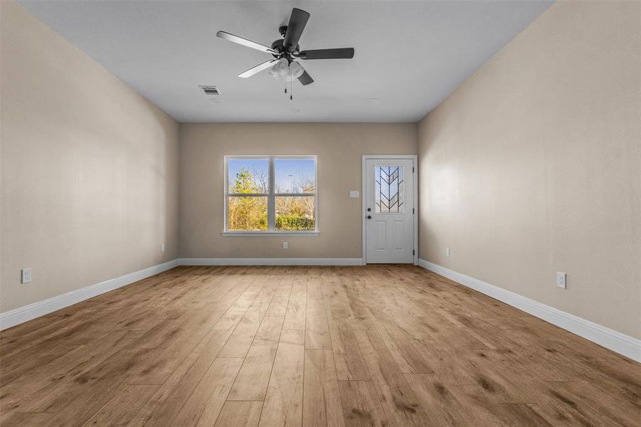 Spacious, unfurnished interior of a new home in , Corsicana (Image 13).