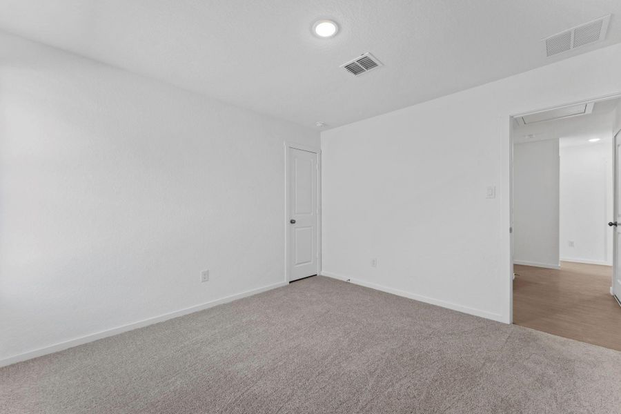 Spacious, unfurnished interior of a new home in Friendship Oaks, Fredericksburg (Image 16).