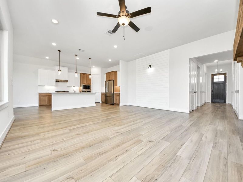 Spacious, unfurnished interior of a new home in Lago Mar, Texas City (Image 36).