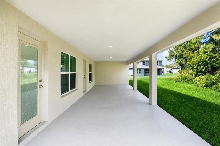 Exterior details and patio area of a home in , Dunnellon (Image 31).