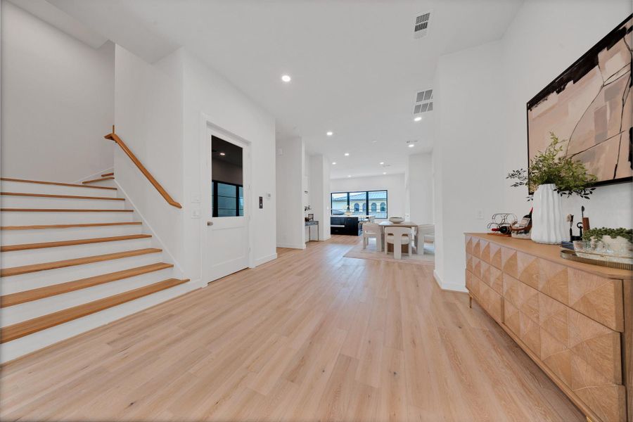 Lots of room between living, dinning and kitchen areas! Lots of room between living, dinning and kitchen areas!