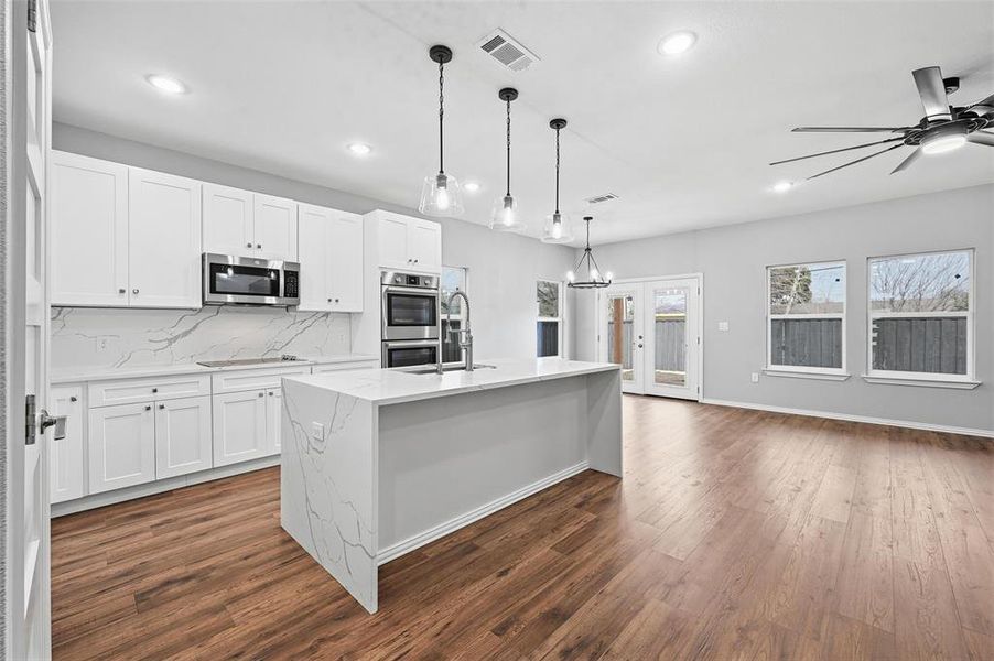 Furnished interior view inside a new home in , Farmers Branch (Image 11).