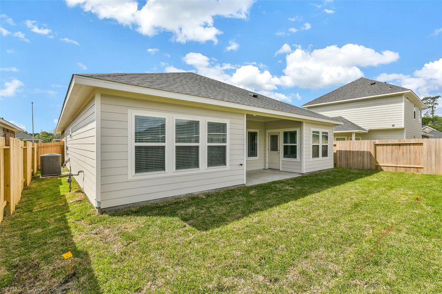 Exterior details and patio area of a home in King Oaks Village, Baytown (Image 18).