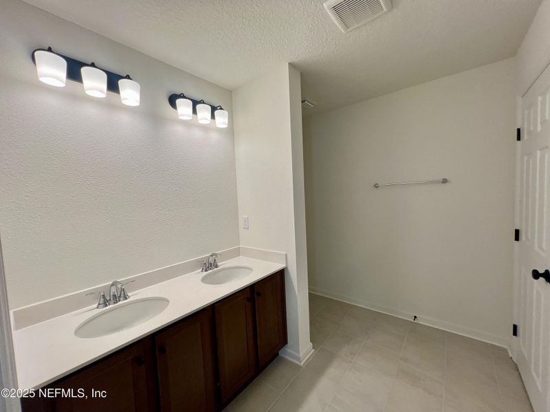 Spacious, unfurnished interior of a new home in , Jacksonville (Image 10).