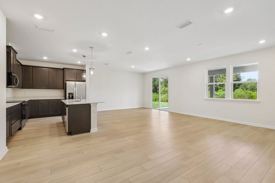 Spacious, unfurnished interior of a new home in Hawkes Meadow, Jacksonville (Image 14).
