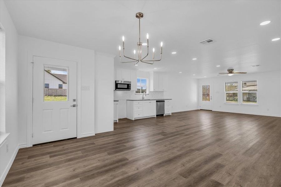 Spacious, unfurnished interior of a new home in , Riesel (Image 19).