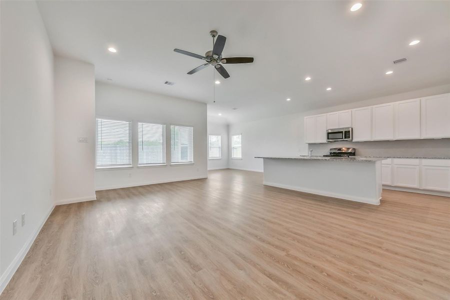 Spacious, unfurnished interior of a new home in King Oaks Village, Baytown (Image 22).