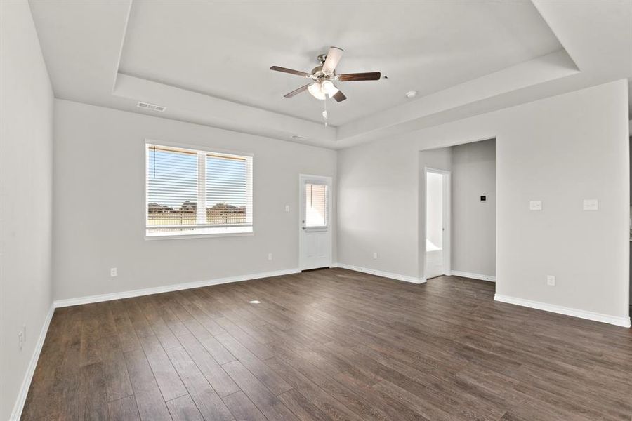 Spacious, unfurnished interior of a new home in Deer Creek, Crowley (Image 17).