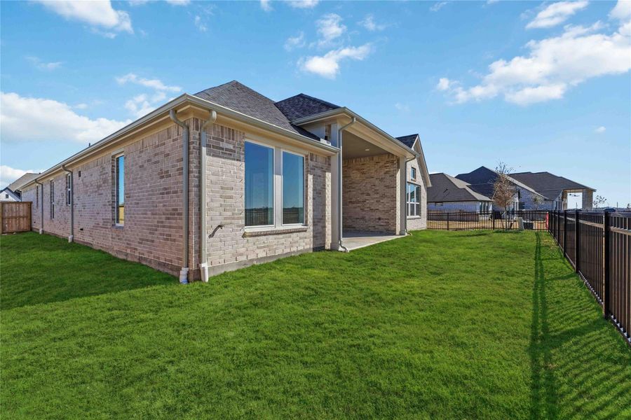 Exterior details and patio area of a home in Valencia, Manvel (Image 21).