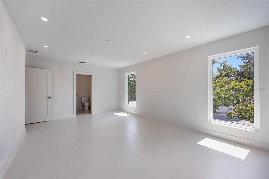Spacious, unfurnished interior of a new home in , Sarasota (Image 80).