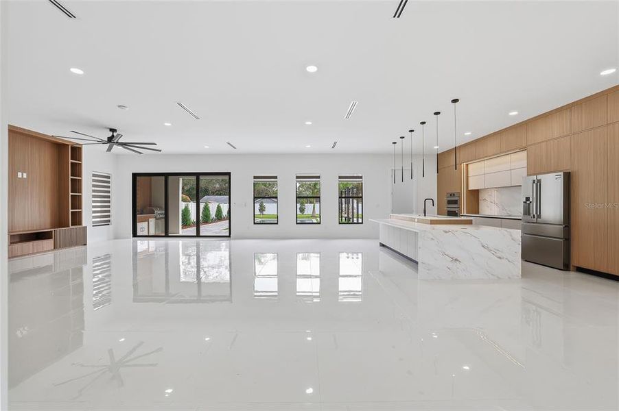 Spacious, unfurnished interior of a new home in , Tampa (Image 26).