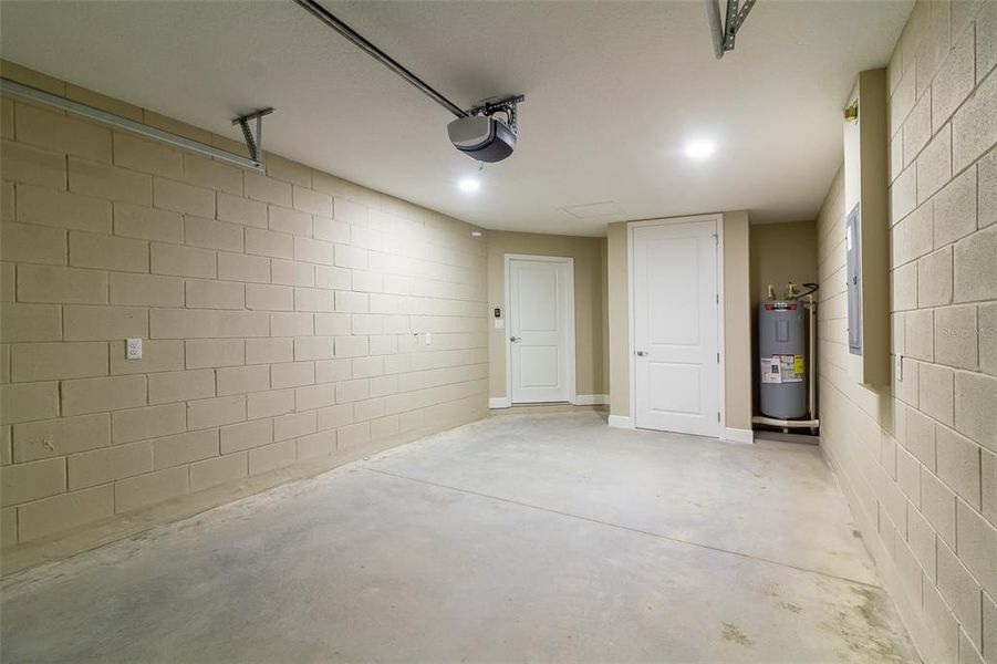 Spacious, unfurnished interior of a new home in , Eustis (Image 8).