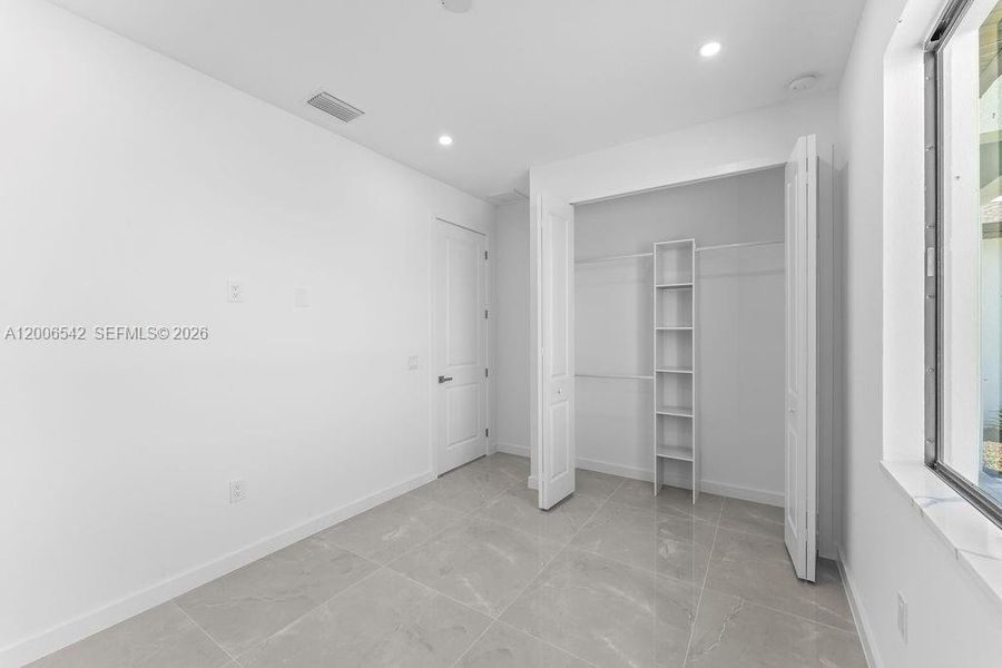Spacious, unfurnished interior of a new home in , Cape Coral (Image 23).