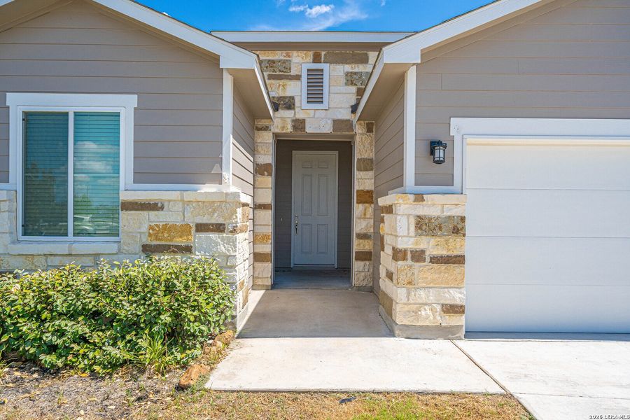 Exterior details and patio area of a home in Hannah Heights, Seguin (Image 20).