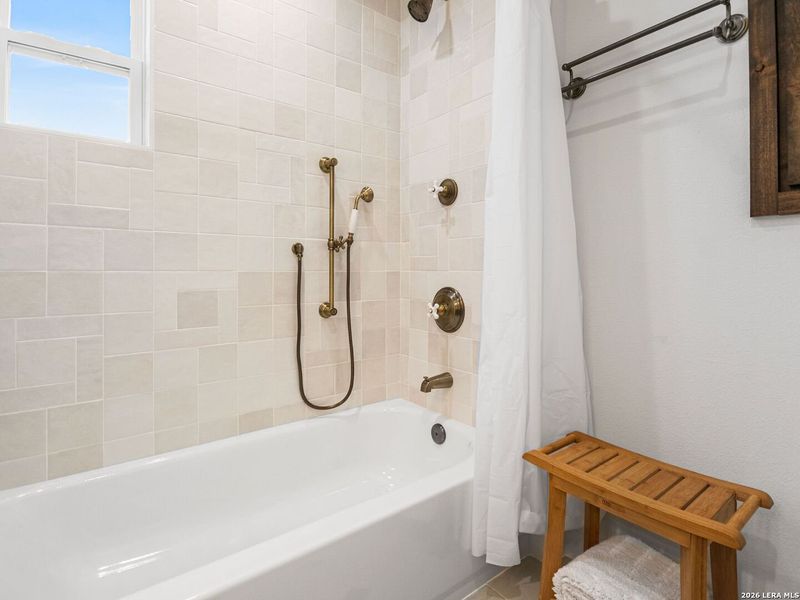 Furnished interior view inside a new home in , Bandera (Image 13).